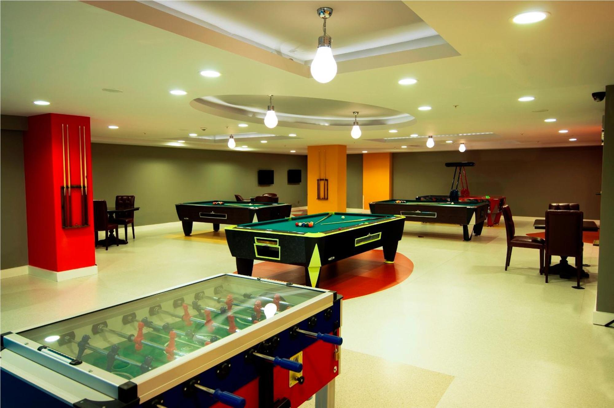 Готель Ramada Plaza Анталія Екстер'єр фото Games Room